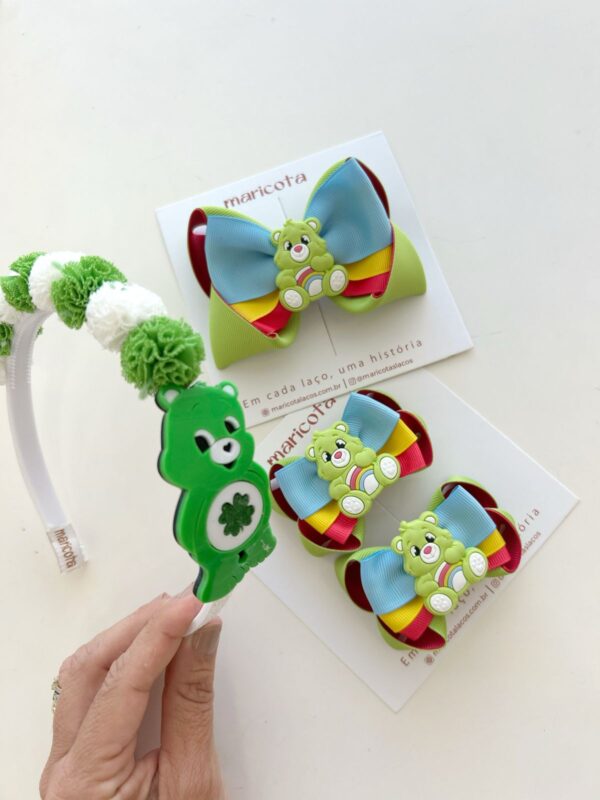 Tiara pompom malha aplique luxo