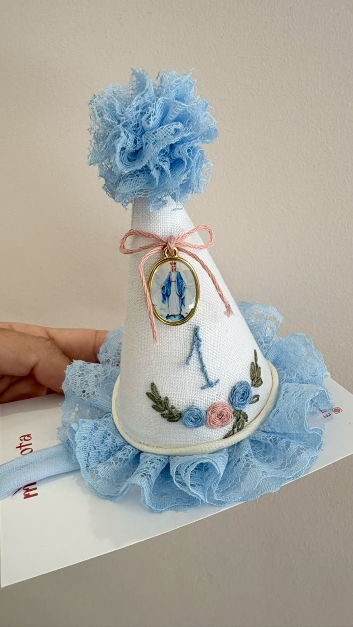 Chapéu aniversário com medalha de Nossa Senhora de Fátima